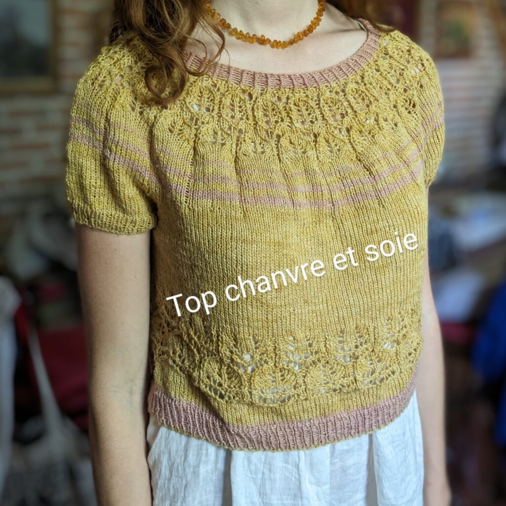 tee-shirt tricoté, jaune cuivre avec quelques rayures roses
