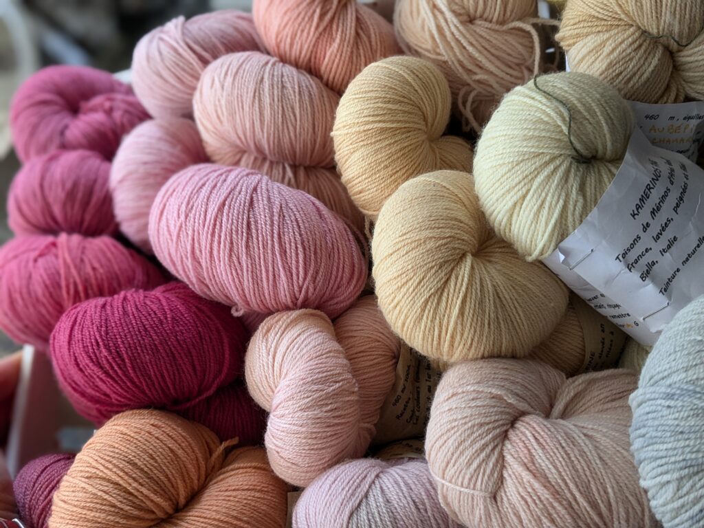 Kamérinos fine, écheveaux colorés de fil fingering de mérinos d'Arles français,